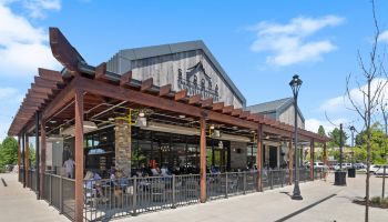 Walkable Dining, Shopping & Essentials